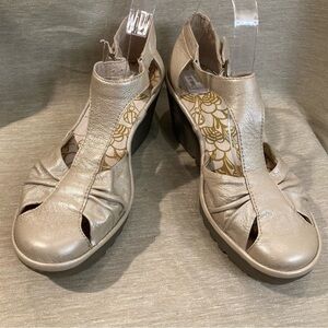 FLY LONDON Sz 39 Yelo Light Gold Glittery Sparkly Ruched Toe Cap Sandals Shoes